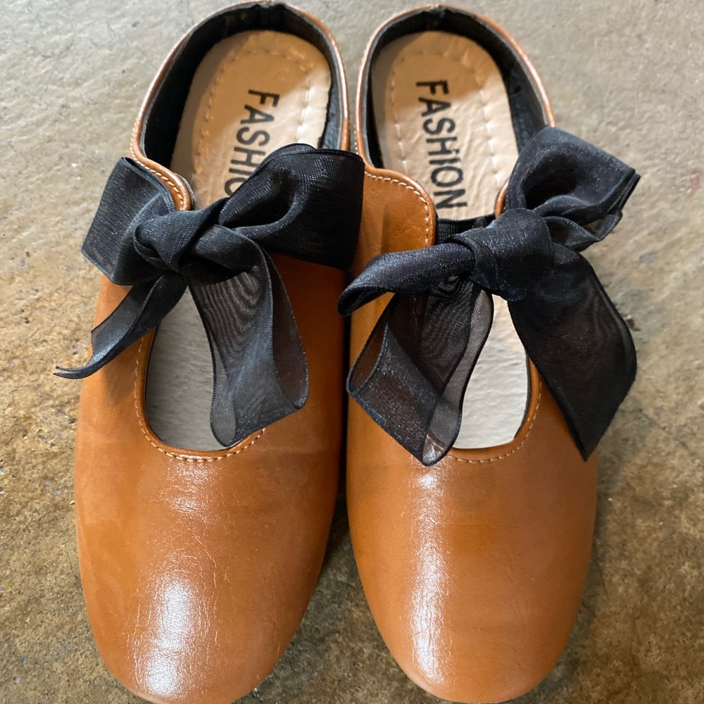 Girl’s dress shoes size 34